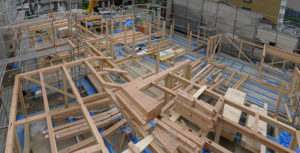 木造在2階建て来軸組工法　主要な構造材を組み上げる建て方スタート