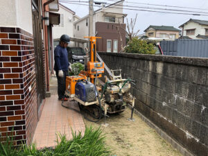 関係者が見守る中、新築住宅工事の最初の一手となる地盤調査を実施しました