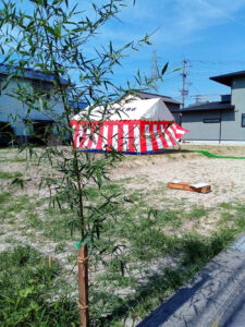 真夏の日差しの中、清々しい風が吹き抜け、暑さを和らげてくれた地鎮祭となりました。
